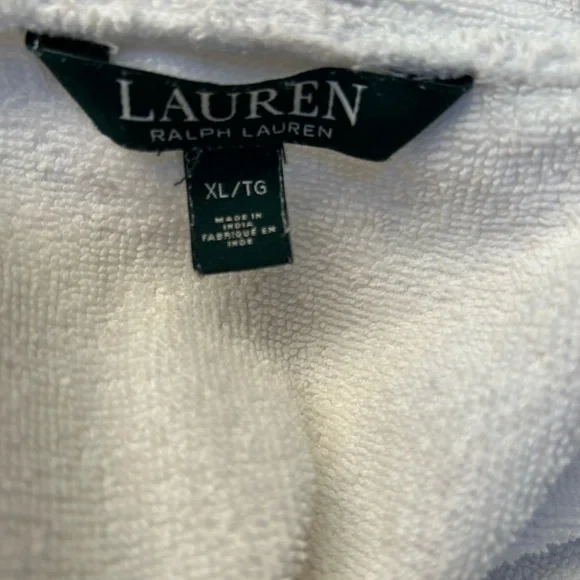 Luxurious White Bathrobe - Picture 4 of 5